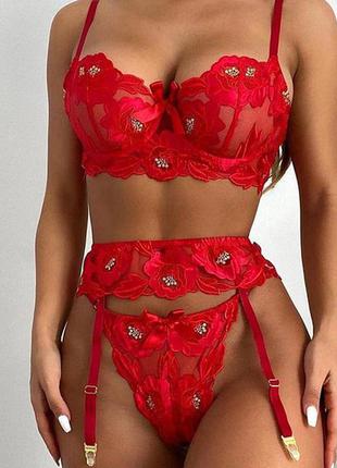 Неймовірний червоний мереживний комплект білизни з поясом