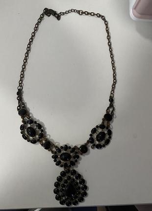 Красива підвіска з чорних каменів