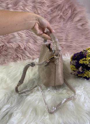 Жіноча шкіряна бежева сумка з принтом крокодила6 фото