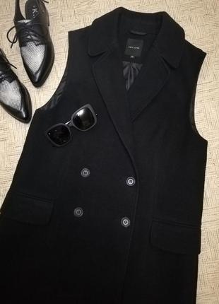 Стильное базовое двубортное угольно-чёрное пальто без рукав, с карманами, на подкладке3 фото