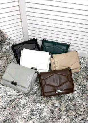 Бежева маленька сумка на ланцюжку6 фото