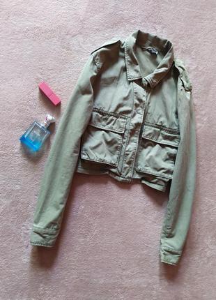 Стильная укороченная котоновая куртка пиджа оверсайзк с накладными карманами