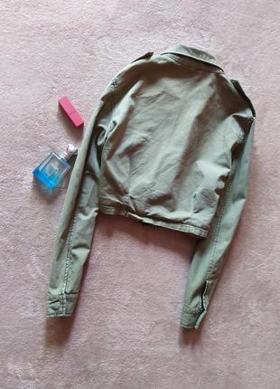 Стильная укороченная котоновая куртка пиджа оверсайзк с накладными карманами4 фото