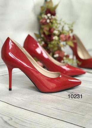 Червоні лакові туфлі ,середній каблук