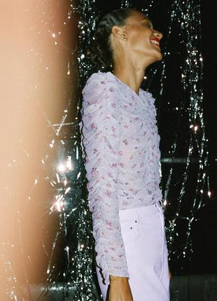 Блуза сиреневая в цветочный принт с драпировкой сборкой zara4 фото