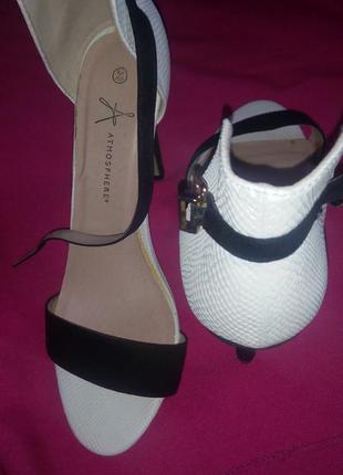 Босоніжки  на каблуку