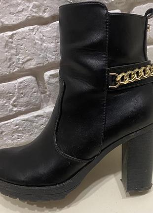 Ботинки на высоком каблуке