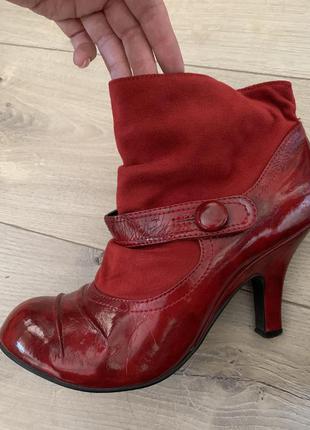 Чоботи демисезонні лакіровані