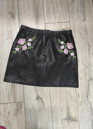 Черная мини-юбка с вышитыми розами 46-48 размер эко кожа new look2 фото