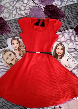 Червона сукня, червона сукня