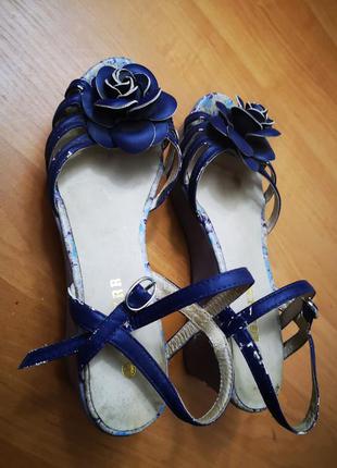 Фирменные босоножки на платформе, туфли фирмы golderr, обувь синяя с розами3 фото