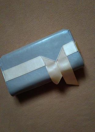 Стильный клатч с сатиновой отделкой