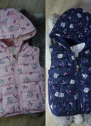 Красива тепла жилетка з капюшоном