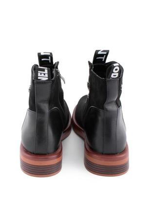 Жіночі чорні черевики на низькому каблуці4 фото