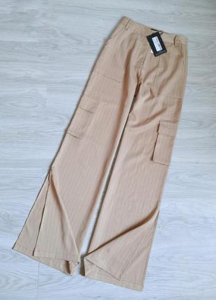 Крутые бежевые брюки в полоску клеш от бедра с разрезами на штанине1 фото