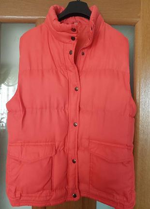 Стеганый жилет кораллового цвета