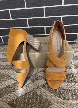 Замшевые босоножки  lucky brand горчичного цвета размер 38,5-39