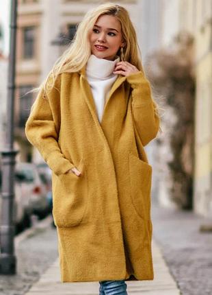 Лёгкое пальто трендовой расцветки из буклированной ткани