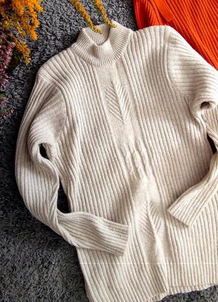 Теплый шерстяной удлиненный свитер