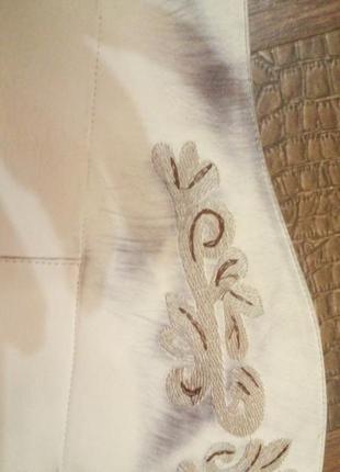 Нарядные белые ботфорты с вышивкой.5 фото