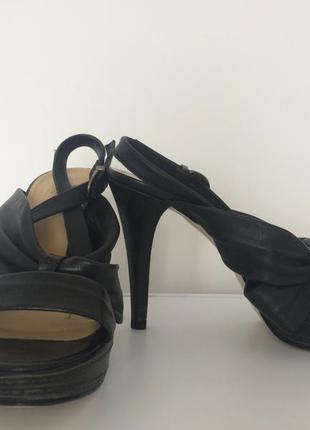 Классические босоножки на высоком каблуке
