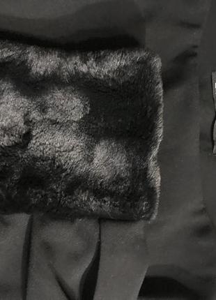 Стильная блуза на поясе с меховыми манжетами.4 фото