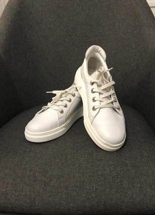 Белые кроссовки кожаные 40 размер