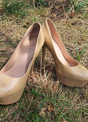 Лаковые кожаные женские туфли на шпильке платформе guess 36 eu9 фото