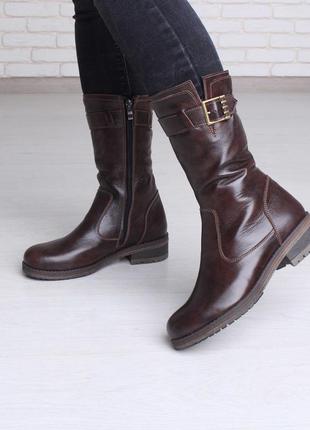 Кожаные коричневые сапоги на низком каблуке с пряжкой4 фото