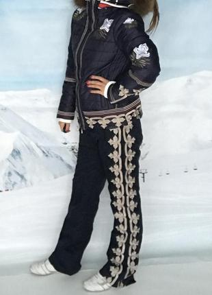 Bogner cиний женский лыжный пуховик с цветочной нашивкой4 фото