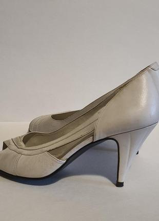 Білі шкіряні класичні туфлі з відкритим носком на підборах весільні 24.5 австрійські2 фото