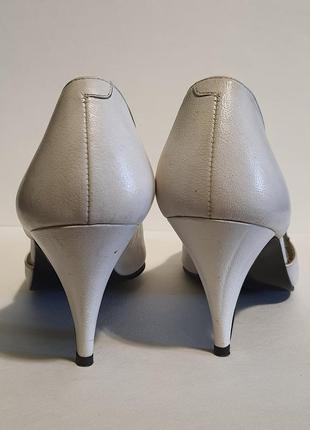 Белые кожаные туфли лодочки с открытым носком на каблуке свадебные 24.5 австрийские4 фото