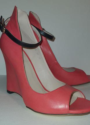 Яркие коралловые босоножки туфли с открытым носком на танкетке 37eu t.taccardi