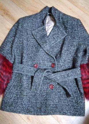 Пальто демисезонное укороченное с меховыми манжетами