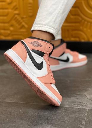 Женские кожаные розовые с черным высокие кроссовки nike air jordan 1🆕найк аир джордан4 фото