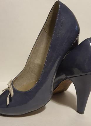Лаковые кожаные туфли на каблуке со скрытой платформой tamaris trend с мягкой стелькой 39eu1 фото