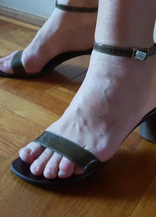 Кожаные лаковые босоножки на небольшом каблуке esprit 39 р