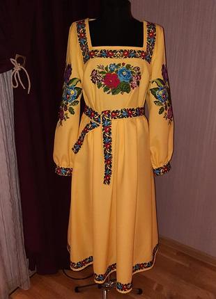 Жіноча вишита сукня