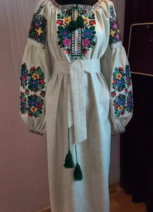 Жіноча вишита сукня
