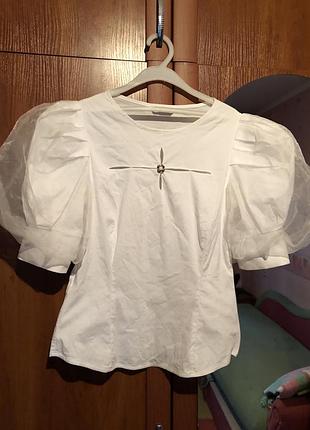 Блузка белая с акцентным рукавом