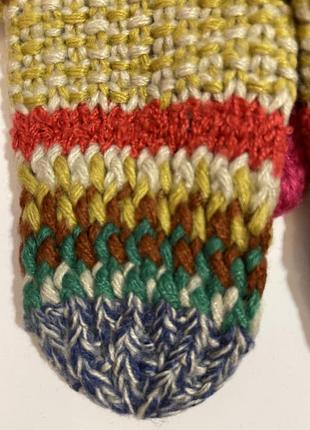 Очень красивые и стильные брендовые вязаные тёплые разноцветные варежки.