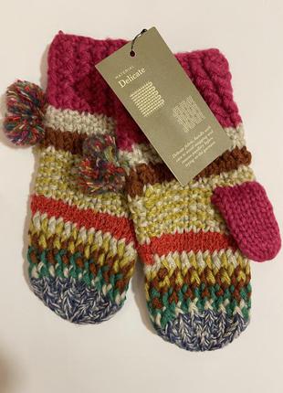 Очень красивые и стильные брендовые вязаные тёплые разноцветные варежки.