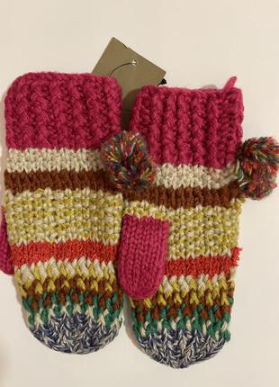 Очень красивые и стильные брендовые вязаные тёплые разноцветные варежки.