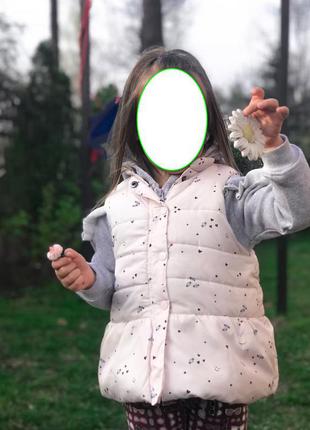 Жилет утеплений на дівчинку 4-6 років.1 фото