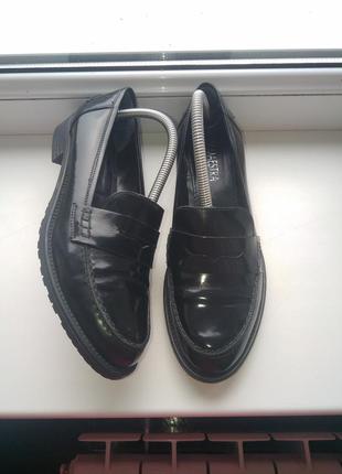 Туфлі лофери з натуральної лакової шкіри viamaestra