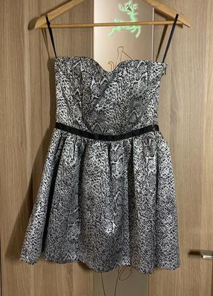 Платье мини серебристого цвета с открытыми плечами1 фото