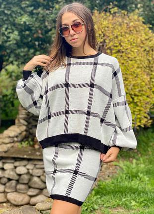 Шикарный костюмчик турция юбка короткая и свитерок в актуальную клетку