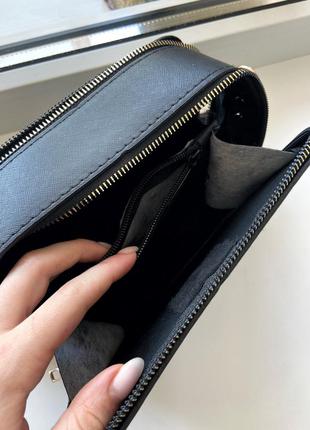 Вместительная сумочка чёрного базового цвета с золотой фурнитурой много отделений и кармашков5 фото