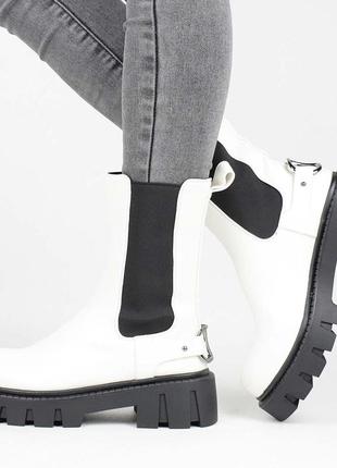 Стильні білі осінні демі черевики на тракторній підошві на резинці челсі