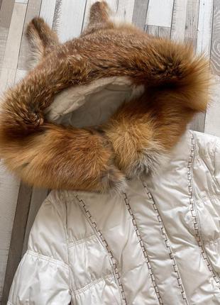 Белый длинный зимний пуховик с мехом лисы4 фото